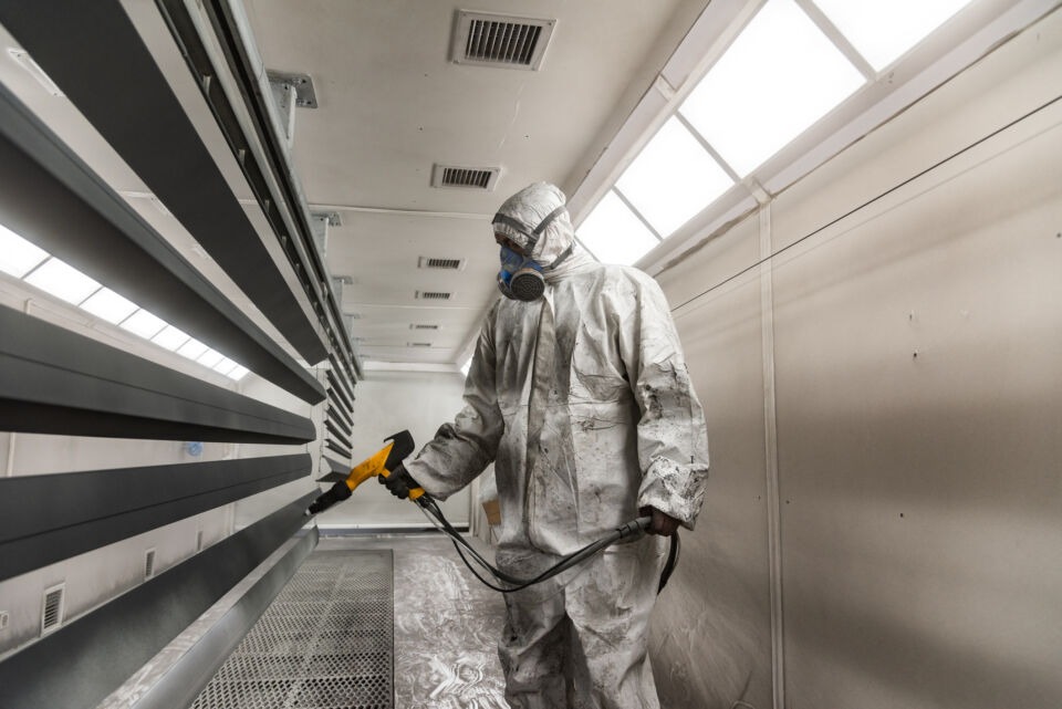 Cabine de peinture liquide industrielle : réduction des odeurs de solvants grâce à AEROFILTER